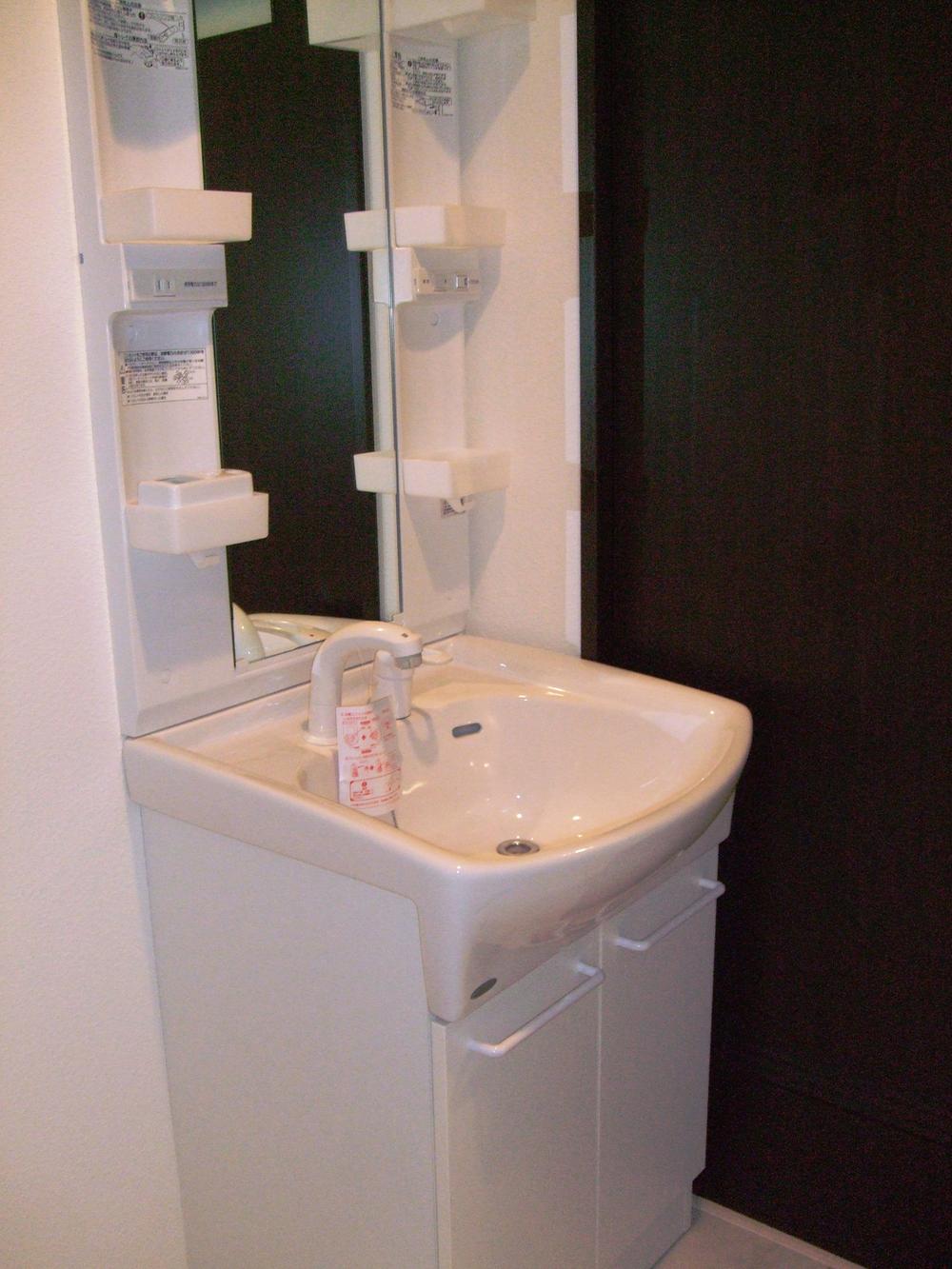 Wash basin, toilet. Shampoo dresser