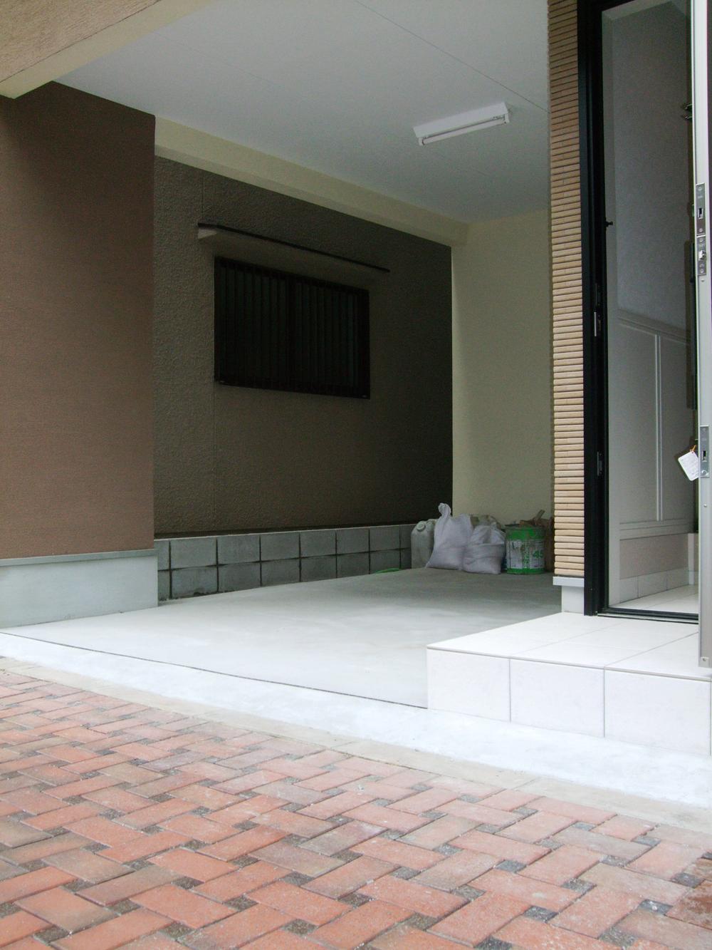 Parking lot. Covered parking. One-box car parking available