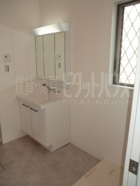 Wash basin, toilet. Wash basin