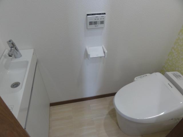Toilet. Panasanic 'high-performance toilet (La Uno V)