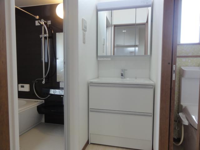 Wash basin, toilet. LIXIL3-surface mirror wash basin (with shower)