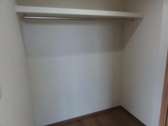 Receipt. The third floor 7.6 quires of Western-style