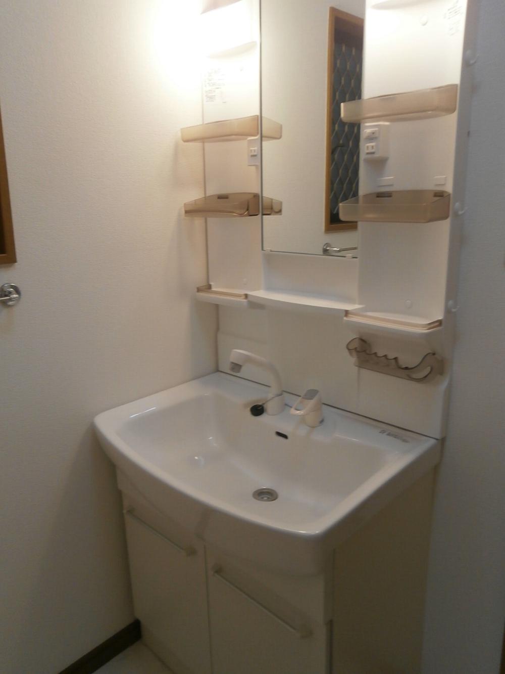 Wash basin, toilet. Indoor (12 May 2013) Shooting