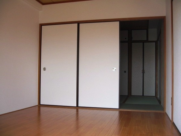 Living and room. Shiny flooring