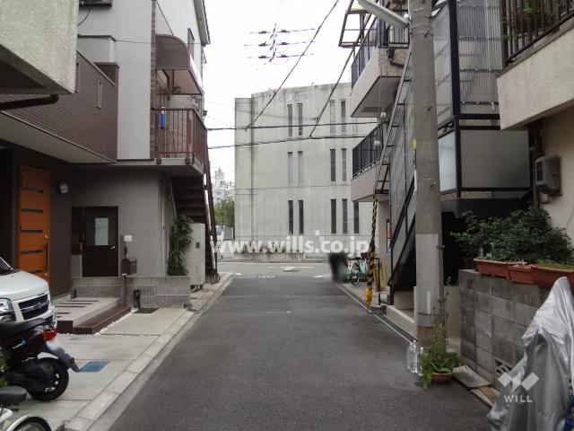 Local photos, including front road. Property of the east front of the road (from the south)