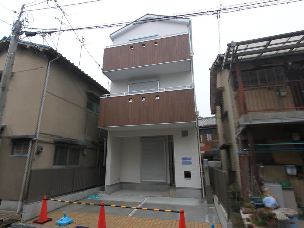 Local photos, including front road.  ◆ local