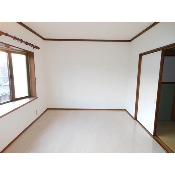 Other room space. A bright room with a bay window with