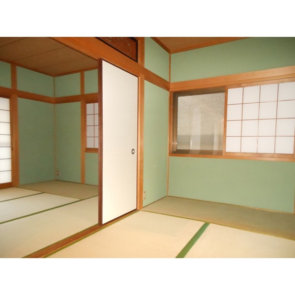 Other room space. It is a bright room