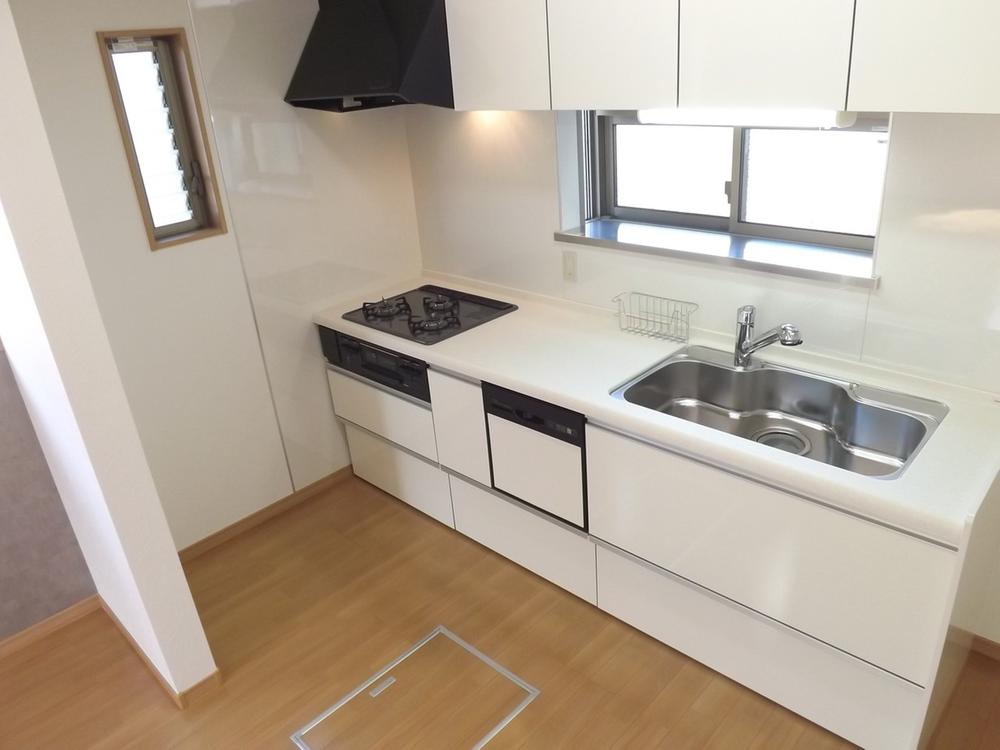 Kitchen. Local photo (kitchen) Slide storage! Water purifier with shower!