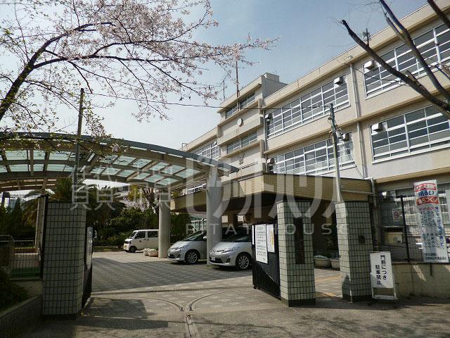 Junior high school. 744m until the Amagasaki Municipal Wakakusa junior high school