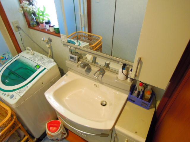 Wash basin, toilet. Wash basin