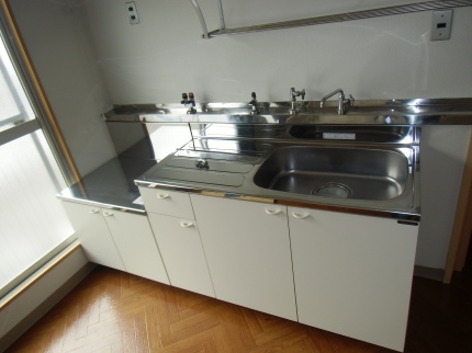Kitchen. Gas stove can be installed