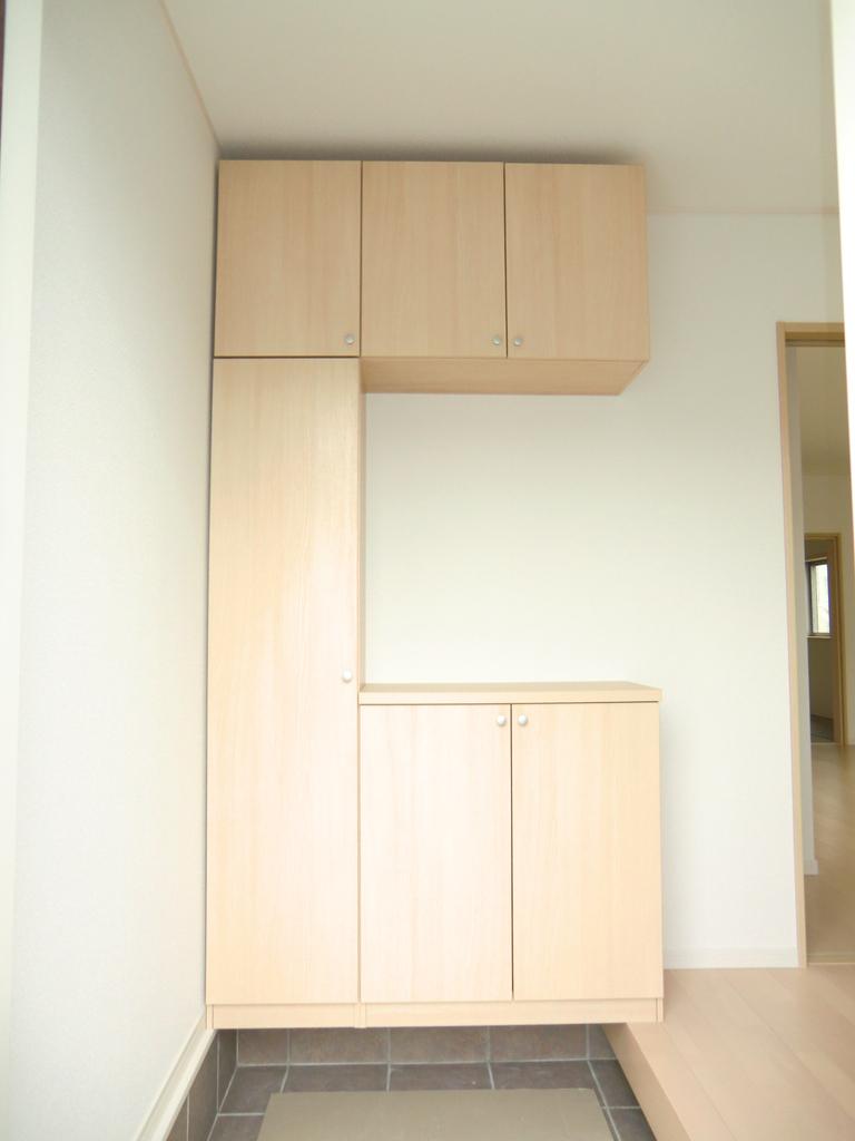 Entrance. Same specifications photos (entrance)