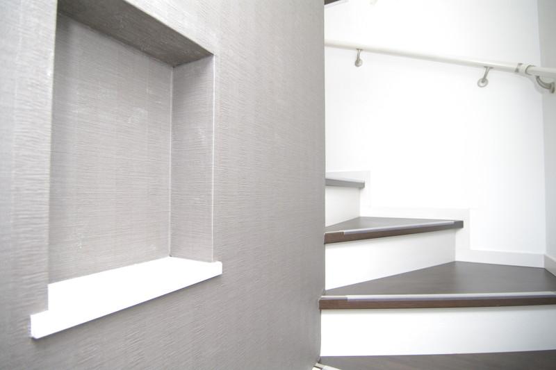 Other introspection. The wall under the stairs, In-room it becomes more fashionable if decorated and accessories there is a niche!