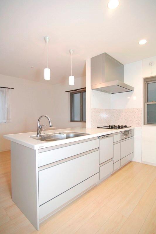 Kitchen. Open type of counter kitchen! It has become the dishes can be designed while enjoying family and conversation!