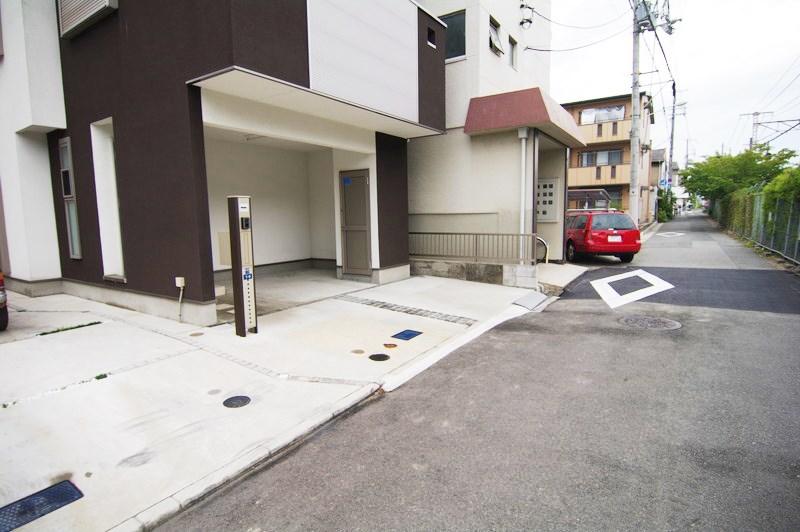 Local photos, including front road. Front road is closed to road car street is less!