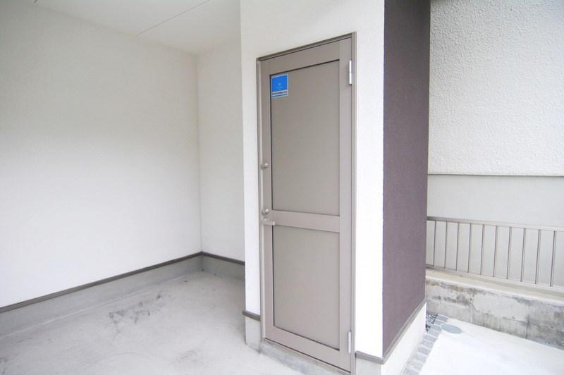 Receipt. Parking pillars, It has become a storeroom. It is something useful to have housed in the outside!