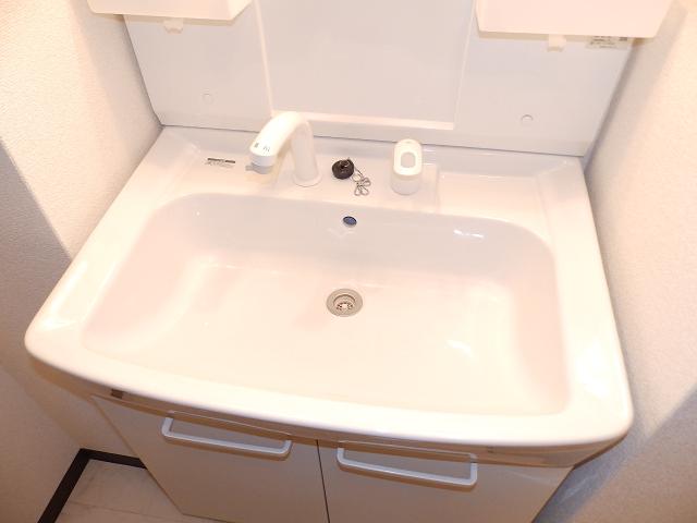 Washroom. All the water around new