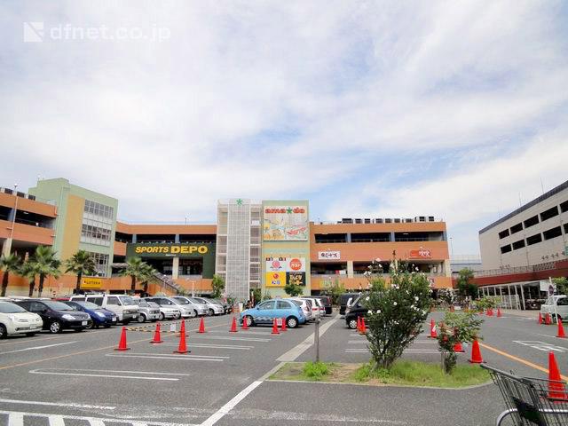 Shopping centre. Until Amadou 1244m