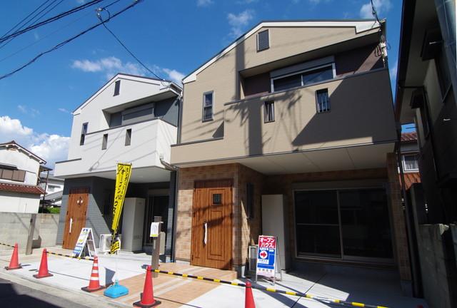 Local appearance photo. Limited two-compartment