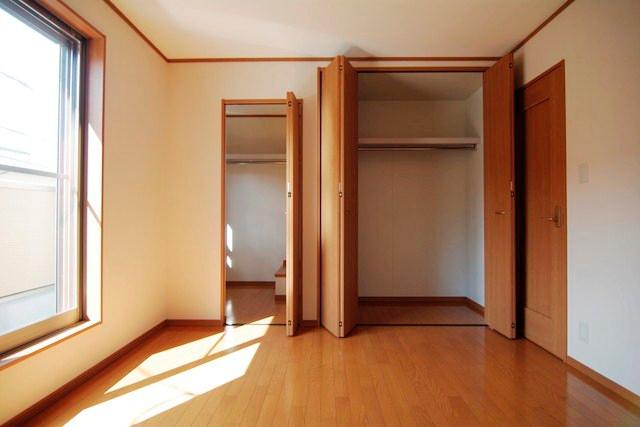 Non-living room. Yes each room storage