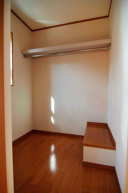 Receipt. Walk-in closet there