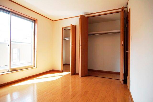 Non-living room. Good day in the window of the wide design