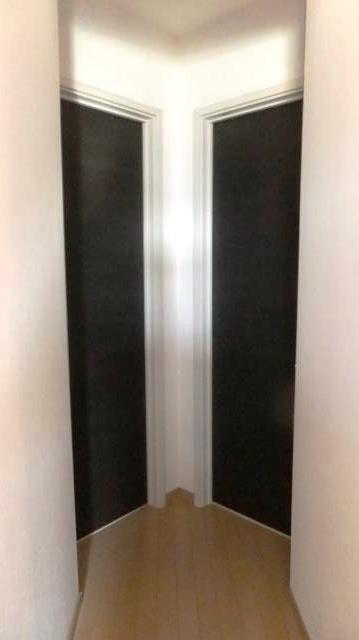 Other introspection. The third floor east side Western-style entrance