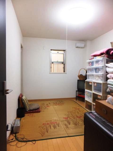 Other introspection. First floor storeroom. window ・ There back door out to the back.