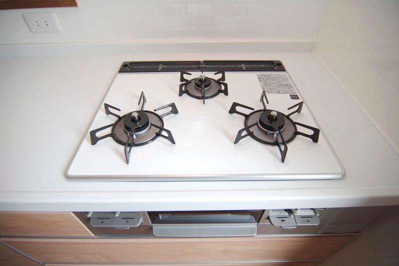 Kitchen. Three-necked stove used without permission is good (example of construction photos)