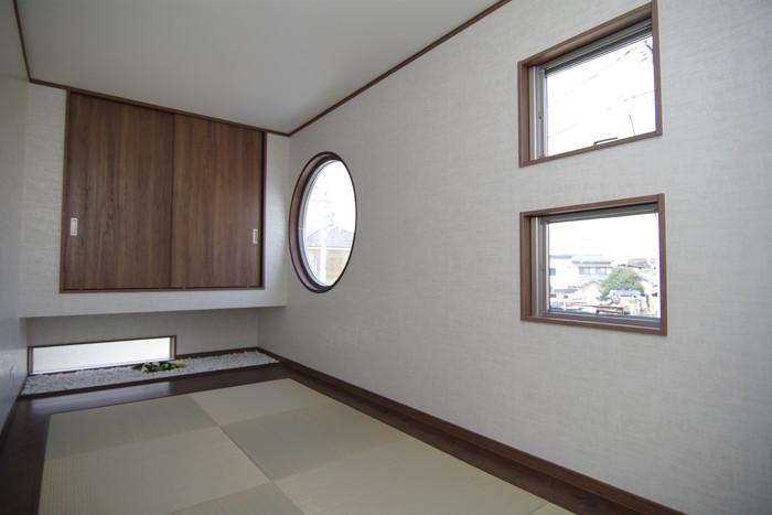 Non-living room. There is a stylish round window 2 Kaikyoshitsu (example of construction photos)