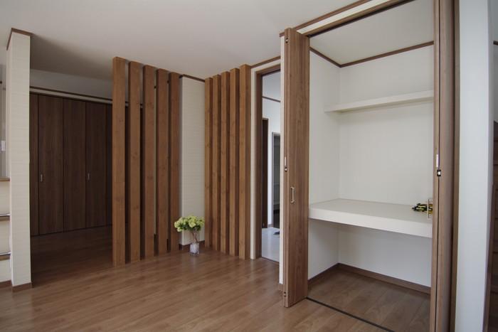 Living. Also in (construction example photo) living room has become a space that was stuck to a lot of storage and design! 