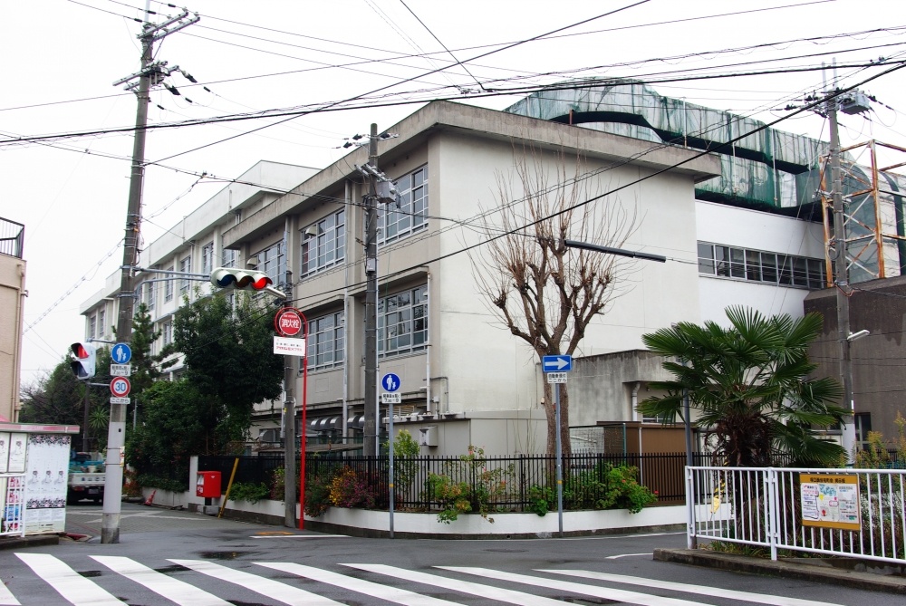 Primary school. 560m until the Amagasaki Municipal Muko elementary school (elementary school)