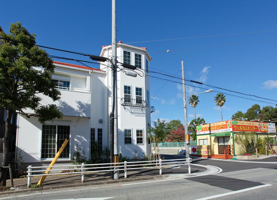 Local photos, including front road. Photographed by the local (2013 December)