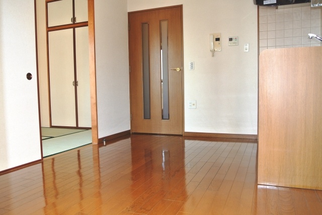 Living and room. 6 Pledge of dining kitchen