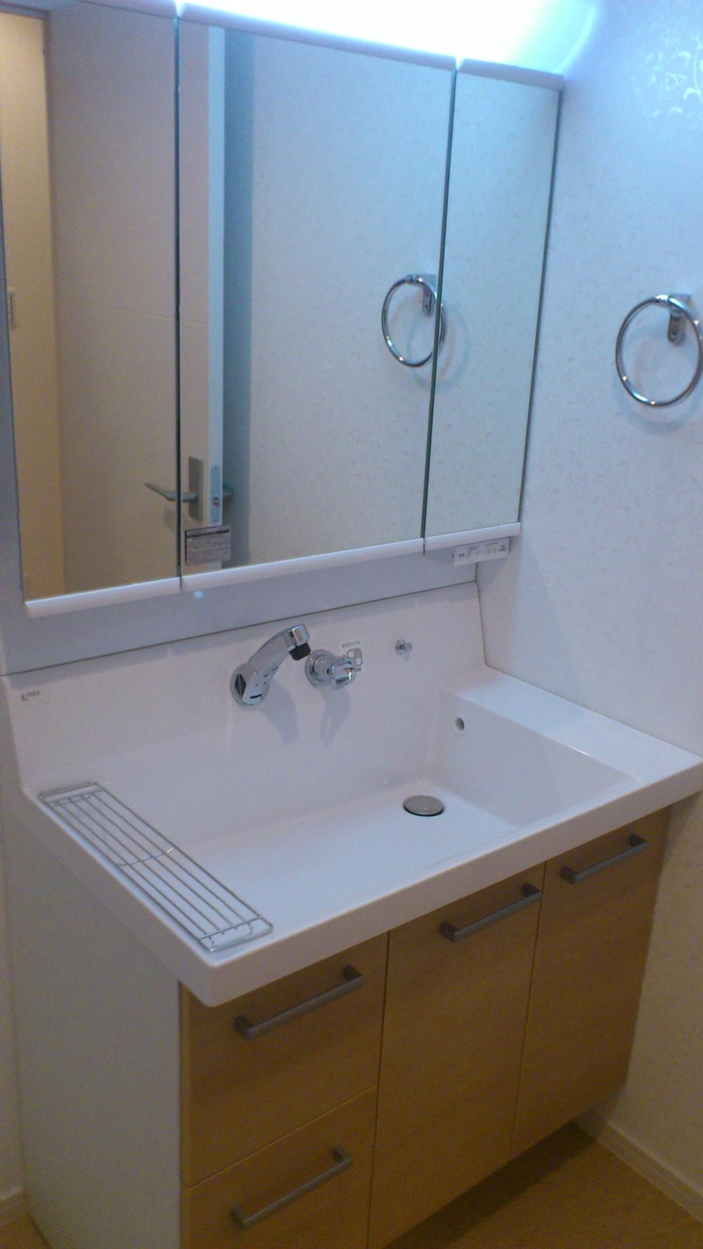 Wash basin, toilet. Indoor (11 May 2012) shooting