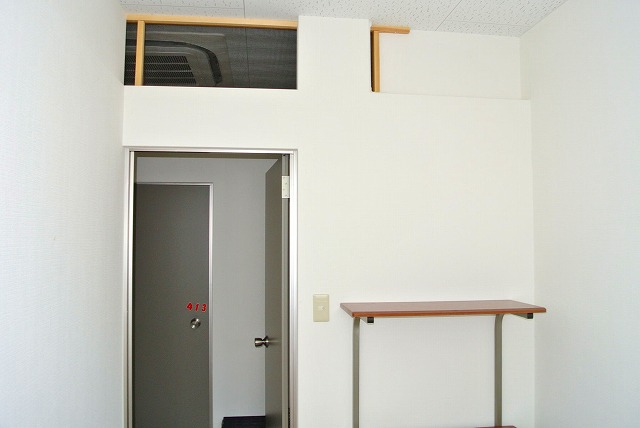 Living and room. Is a bit of shelf