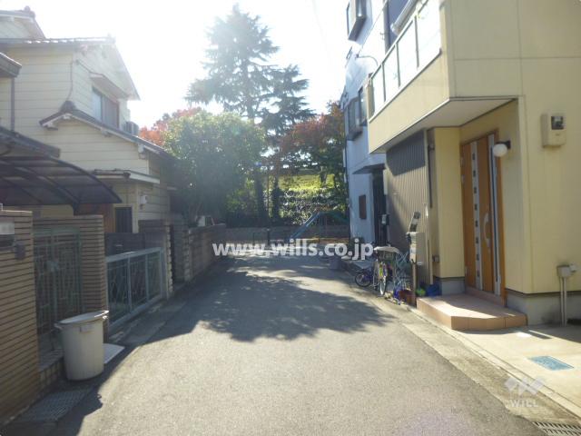 Local photos, including front road. Property of the southeast side of the front road (from the northeast side)