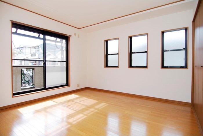 Non-living room. 2 Kaiyoshitsu Two-sided lighting, Has become in the space plug is positive there is a balcony on the south side.