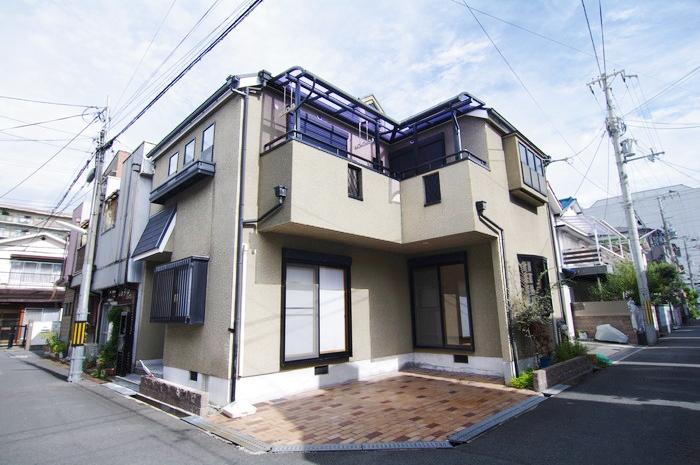 Local appearance photo. Heisei 10 October Built in pre-room renovation! Location to the southwest corner lot day strikes.