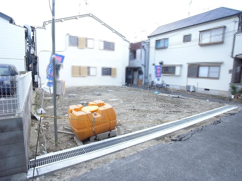 Local photos, including front road. ◆ local