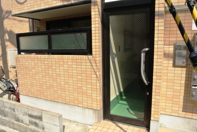 Entrance. Entrance is auto-lock equipped