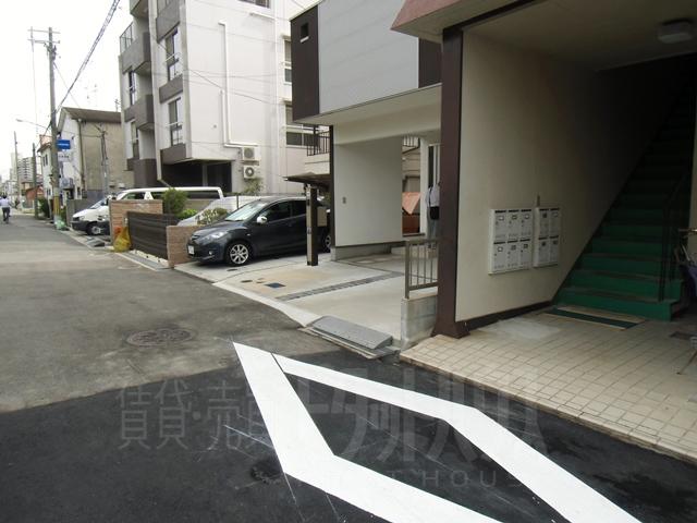 Local photos, including front road. Frontal road