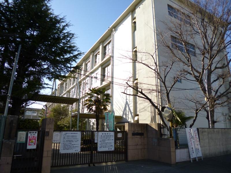 Primary school. 40m to the beach elementary school