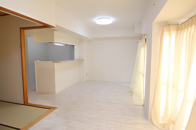 Living and room. Facing south in daylight good