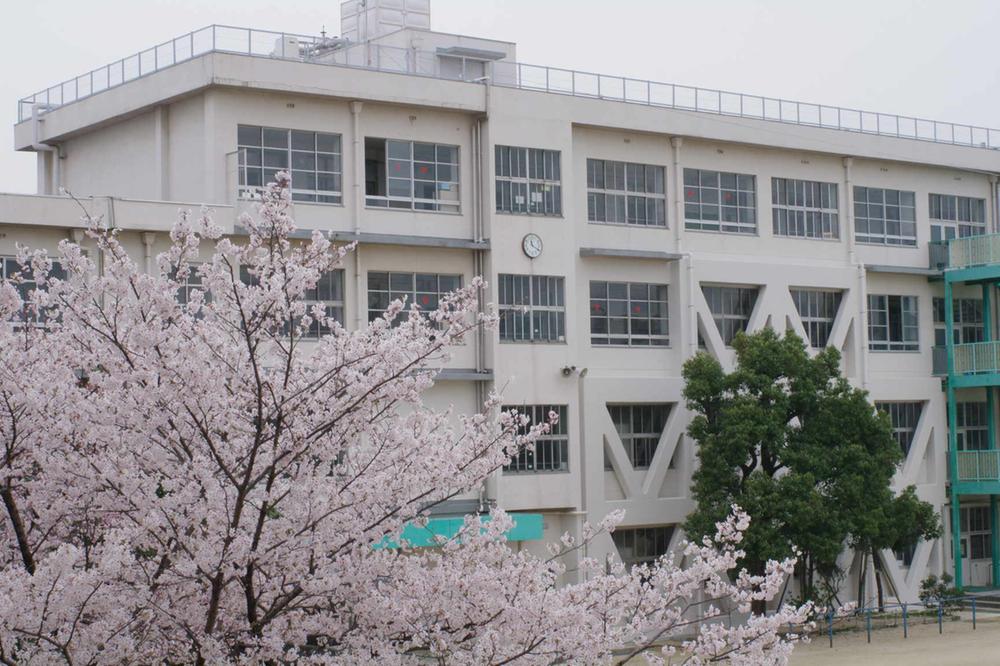 Primary school. 699m until the Amagasaki Municipal Kinrakuji Elementary School