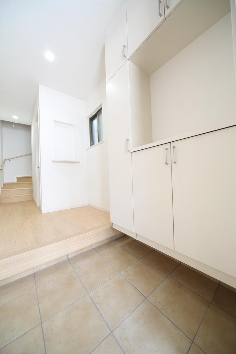 Same specifications photos (Other introspection). Same specifications photos (entrance)