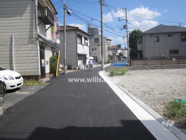 Local photos, including front road. North front road (from the west)