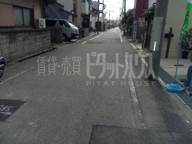 Local photos, including front road. Local front road