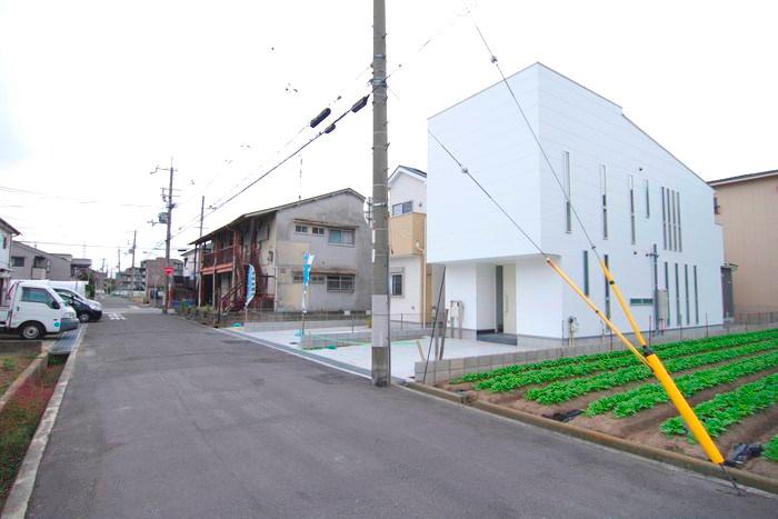 Local photos, including front road. Front road is spacious and more than 6m. 